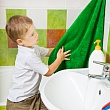 мальчик вытирает руки о полотенце с вирусом
